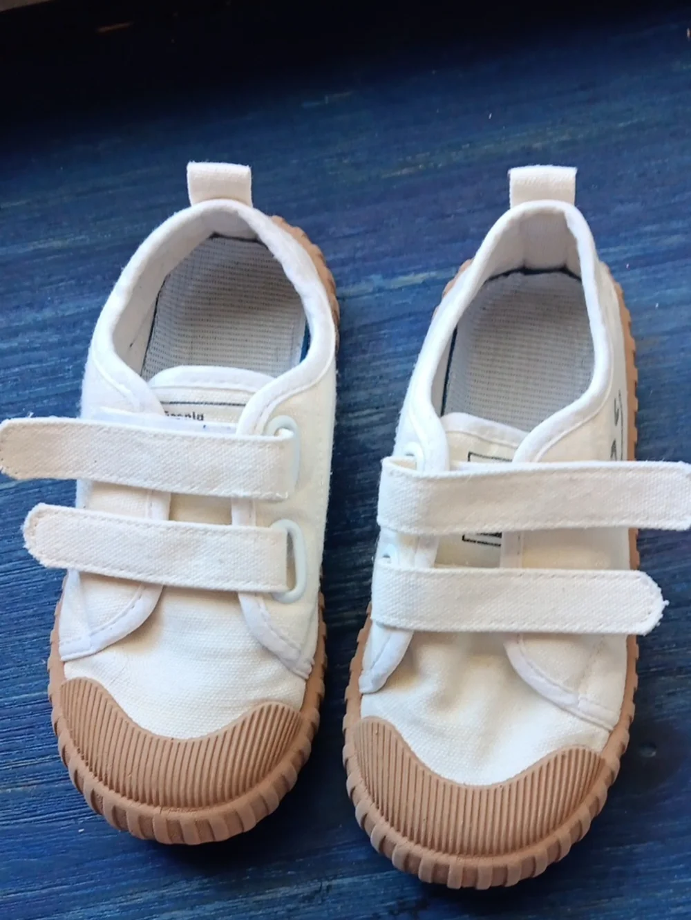 Sanuk Kids Off White Canvas Velcro Sneakers with Gum Sole Size EU 32